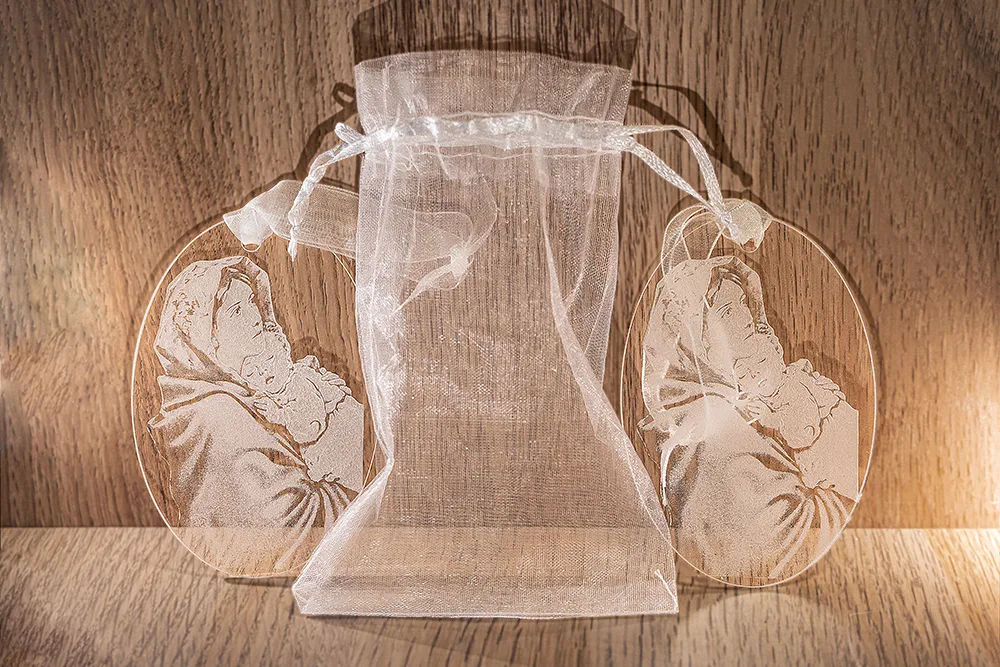 Medallón Virgen María con Niño Jesús (2 Ud) – Regalo Bautizo & Nacimiento – Metacrilato Transparente Grabado Láser – Decoración Religiosa Habitación Infantil & Carrito – Bolsa de Organza
